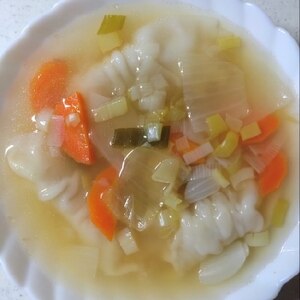 冷凍水餃子を使って☆野菜入りスープ餃子